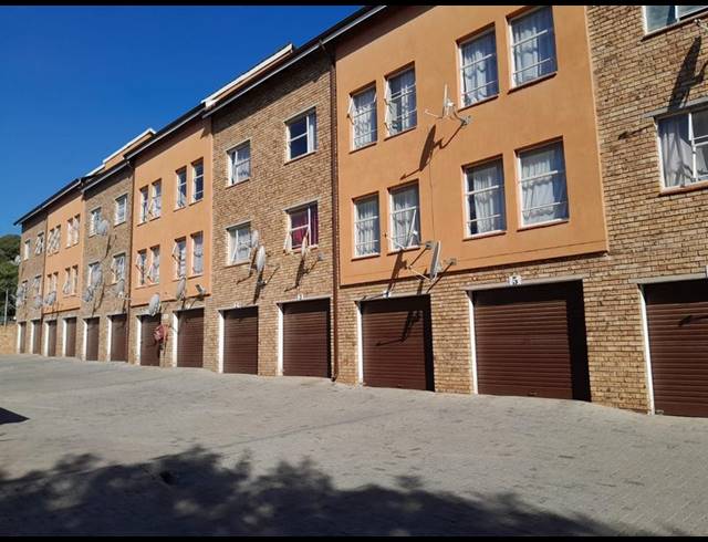 2 BEDROOM APARTMENT FOR SALE IN KEMPTON PARK CENTRAL